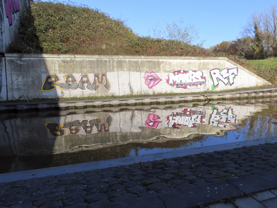 908512 Afbeelding van nieuw aangebrachte graffiti, op een kademuur onder het Rhijnoordviaduct over de Leidsche Rijn te ...